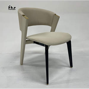 Chaise de salle à manger moderne en cuir PU beige, dossier côtelé, pieds bicolores, accent doré pour restaurant, hôtel - Product Image 2