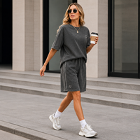 Ensemble deux pièces pour femme, marque privée, t-shirt oversize gris anthracite délavé avec short à passepoil contrastant, ensemble athlétique deux pièces