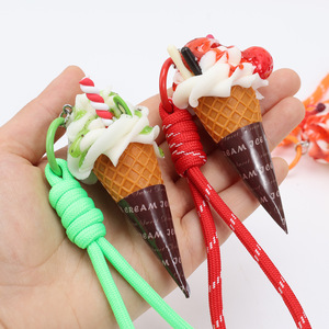 Llavero/colgante para bolso con forma de cono de helado en miniatura, un cono de helado lindo y realista con temática de comida. - Product Image 1