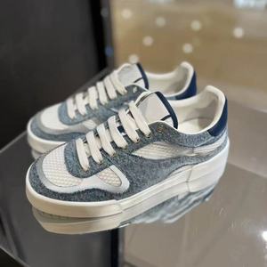 รองเท้าผ้าใบผู้หญิงลายทางสีน้ำเงินและสีขาวสไตล์ลำลองแบบสปอร์ต รองเท้าเดินสำหรับผู้ชาย ทนทานและสวมใส่สบาย - Product Image 1