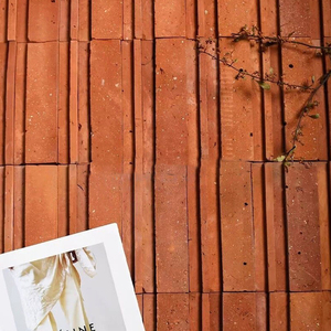 Mattonella <span class=keywords><strong>in</strong></span> Terracotta Allungata Fatta a Mano Vintage con Motivo Decorativo <span class=keywords><strong>in</strong></span> Rilievo, Piastrella da Parete Serie Designer per Spazi Commerciali - Product Image 2