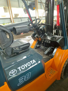 Montacargas Usado Toyota FD30 en Buenas Condiciones de Funcionamiento de Origen Japonés a Precio Razonable - Product Image 3