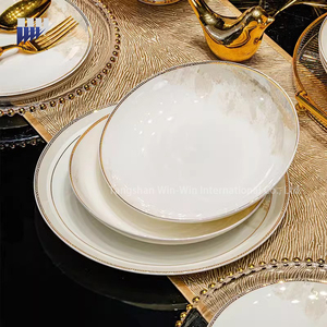 Luxe porseleinen serviesset met gouden rand, inclusief dessertborden en soepkommen, 72-delig. - Product Image 5