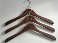 Ensemble de cintres en bois de luxe rotatifs à 360 degrés avec crochets en acier inoxydable laqué, design moderne personnalisé pour vêtements