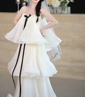 Robe de soirée longue plissée à volants sans bretelles blanche pour femme avec nœud en ruban noir, idéale pour les mariages et événements spéciaux, marque privée OEM
