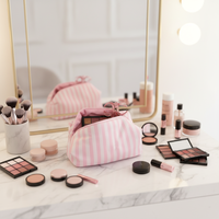 Sac de maquillage à fermeture éclair rayé rose écologique en gros 2026, sac de toilette portable, sac de cosmétique de voyage pour filles