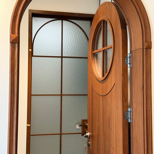 Porte d'entrée traditionnelle en bois Qifan avec panneau en verre cintré et lames verticales, design à battants - Product Image 5