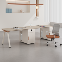 Bureau de travail multi-places en bois clair au design minimaliste avec armoire de rangement spacieuse intégrée