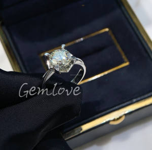 แหวนทอง18K สำหรับผู้หญิงเทรนด์แฟชั่น2025มีดีไซน์แบบสี่ง่ามพร้อมเพชรที่ปลูกในห้องทดลอง - Product Image 3