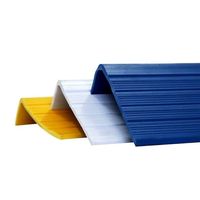 Profilé d'angle en PVC en forme de L avec chanfrein triangulaire pour supermarchés, hôpitaux, salles de bain et usage extérieur