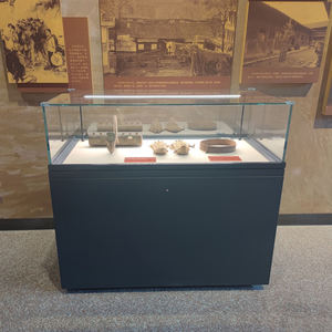 ตู้โชว์เครื่องประดับแบบตั้งพื้น ดีไซน์ทันสมัย เป็นมิตรกับสิ่งแวดล้อม ทำจากกระจกและอะลูมิเนียม สำหรับร้านค้าหรือพิพิธภัณฑ์ - Product Image 6