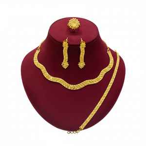 SAUTOIR COLLIER PLAQUE, Juego de Joyería con Cadena Refinada Chapada en Oro de 24K con Acabado Pulido para Boda, Joyería Contemporánea Minimalista - Product Image 2