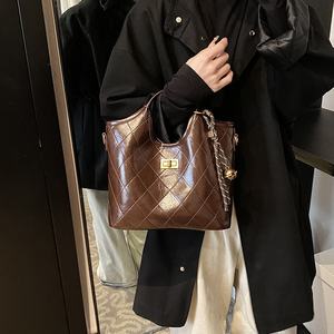 Borsa a Secchiello Vintage in PU di Alta Qualità per Pendolari, Nuova Borsa a Mano con Motivo a Rombi 2026, Borsa a Tracolla di Moda di Nicchia con Chiusura a Scatto - Product Image 2