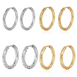 <span class=keywords><strong>Orecchini</strong></span> a <span class=keywords><strong>cerchio</strong></span> Huggie Huggie Hoop da donna con motivo a martello placcato <span class=keywords><strong>in</strong></span> oro 18K - Product Image 1