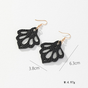 Pendientes de cuero huecos con forma de lágrima negra, accesorio de moda con forma de planta - Product Image 2