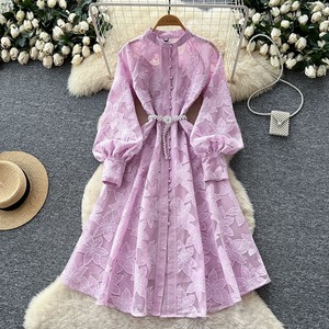 Robe longue vintage française à col rond, boutonnée, manches lanternes, taille nouée et broderies - Product Image 3