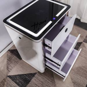 Table <span class=keywords><strong>de</strong></span> chevet intelligente à <span class=keywords><strong>LED</strong></span> en gros avec lecteur d'empreintes digitales et station <span class=keywords><strong>de</strong></span> recharge sans fil, table <span class=keywords><strong>de</strong></span> nuit multifonctionnelle - Product Image 2