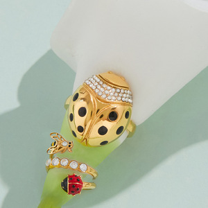 Anillo de mariquita chapado en oro con puntos negros y circonitas blancas engastadas para mujer, regalo de joyería - Product Image 4