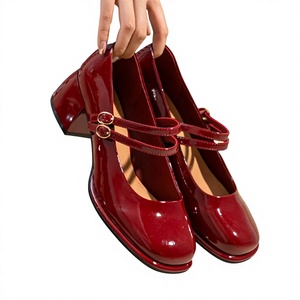 Chaussures habillées pour femmes à talons mi-hauts, style Mary Jane, en cuir verni rouge, avec bride à boucle, pour mariage et soirée - Product Image 4