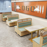 Ensemble de mobilier de restaurant personnalisé - Canapé en cuir, tables et chaises pour usage commercial, design moderne, durable
