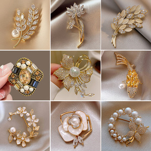 เข็มกลัดโลหะผสมสีทองขนาดเล็กสำหรับผู้หญิง ติดเสื้อโค้ทหรือสูท - Product Image 1