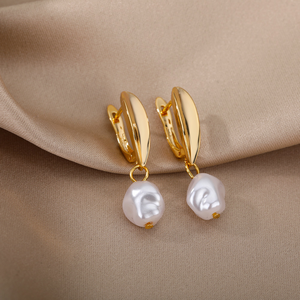 Boucles d'oreilles créoles plaquées or en laiton avec perles irrégulières, bijoux fantaisie pour femme - Product Image 4