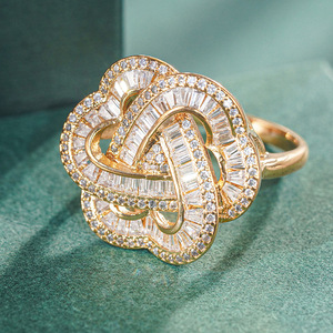 Anello a Forma di Cuore con Tre Petali per Donne, Delicato Gioiello da Dito in Stile Principessa alla Moda - Product Image 1