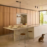 Meubles de cuisine Vermonhouzz bicolores beige et bois avec îlot central, armoires sur mesure sans poignées pour projet de maison contemporaine