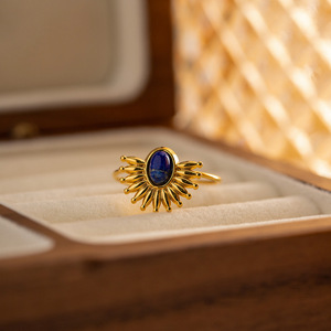 Bague en acier inoxydable plaqué or en forme de fleur avec incrustation de lapis-lazuli pour femme, bijou cadeau - Product Image 2