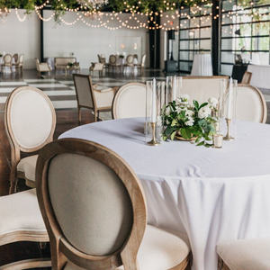 Precio barato al por mayor apilable Hotel banquete restaurante al aire libre boda fiesta salón de madera curvada de madera maciza comedor sillas con respaldo cruzado - Product Image 6