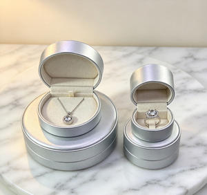 Caja Cuadrada de PU Gris Plateado Mate con Tapa Abatible y Cierre Magnético, Diseño de Alta Gama para Regalo, Forrada con Terciopelo Beige Claro - Product Image 6