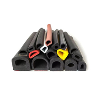 Services de traitement de moulage et de coupe personnalisés pour les produits en caoutchouc de bande de caoutchouc EPDM creux semi-circulaires auto-adhésifs