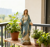 Statue de la Vierge Marie personnalisable avec robe bleue et blanche et base florale, mains ouvertes, expression sereine