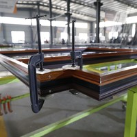 Porte industrielle en acier galvanisé antivol avec serrure numérique, étanche et isolante thermiquement, pour usage extérieur commercial et hospitalier, simple.