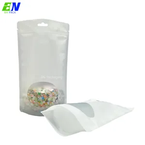 L'imballaggio sostenibile stampato su ordinazione biodegradabile sta sul sacchetto di carta Kraft del sacchetto con la finestra per riso