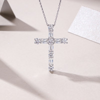 Collier Pendentif Croix en Argent Sterling S925 avec Moissanite Ronde et Baguette Mixte, Bijou de Foi Religieuse, Idéal Cadeau