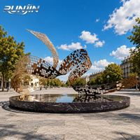 Sculpture d'art métallique abstraite en acier inoxydable poli miroir, motif ruban, effet pixelisé, pour espace public extérieur, statue de repère, fabrication sur mesure