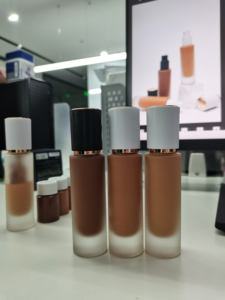 Base <span class=keywords><strong>de</strong></span> Maquillaje Líquida <span class=keywords><strong>de</strong></span> Cobertura Total con Tinte Mate, Cambia <span class=keywords><strong>de</strong></span> Color, Marca Privada OEM - Product Image 1