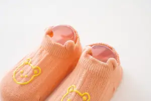 Calcetines finos antideslizantes con agarre al por mayor, calcetines tejidos de nailon informales de primavera coloridos de tubo de algodón, diseño de logotipo Unisex para niñas recién nacidas