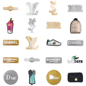 Vente en gros 2025 Nouveaux modèles de breloques pour chaussures et sabots en PVC et accessoires de décoration, personnalisables avec logo de marque de luxe et de mode, 2.5-3.5cm - Product Image 1