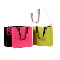 Sac cadeau en papier personnalisé avec votre propre logo pour boutique, vêtements, chaussures, avec poignée en ruban