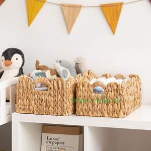 Panier de rangement en rotin tissé à la main du Vietnam avec bord festonné et poignées intégrées pour l'organisation - Product Image 1