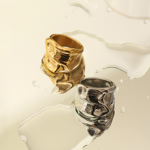 Europese Amerikaanse Stijl 18K Vergulde Niet-Vervagende Titanium Stalen <span class=keywords><strong>Ring</strong></span> Voor Vrouwen-Concave-Convexe Gehamerde Textuur Modieus - Product Image 4