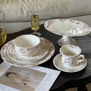 Ensemble d'assiettes à dîner en porcelaine imprimée de fleurs roses européennes avec tasse et assiette vintage en relief <span class=keywords><strong>Vaisselle</strong></span> pour mariage - Product Image 4