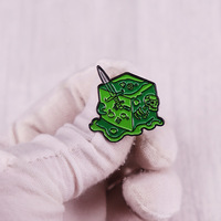 Broche en alliage de zinc émaillé YHY C2985 Dragon sur D20, inspirée des Donjons, badge de jeu, bijoux de mode, décoration
