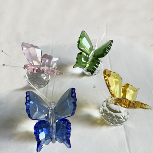 Statuetta di Farfalla in Cristallo Trasparente da 5cm con Base a Sfera di Cristallo - Regalo da Collezione Stile Amore - Product Image 4