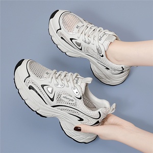 Baskets de sport décontractées pour femme Printemps/Été 2025 avec semelles épaisses blanches et maille respirante pour la randonnée - Product Image 1