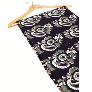 Tela de algodón puro hecha a mano con estampado tradicional Bagru, teñida con tintes naturales, ideal para prendas de vestir, acolchados y telas creativas. - Product Image 4