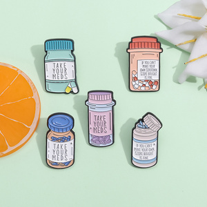 Épingles en émail <span class=keywords><strong>de</strong></span> la série médicale, seringue, capsule, pilule, je suis médecin, infirmière, stéthoscope, badge en métal, bijoux, cadeaux pour les étudiants en médecine - Product Image 2
