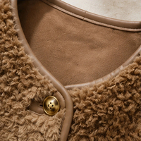 Damen Woll-Teddy-Kurzmantel Karamellbraun mit Flauschigem Saum, Hornknöpfen, Einzelner Versteckter Tasche, Locker Geschnittene Winteroberbekleidung